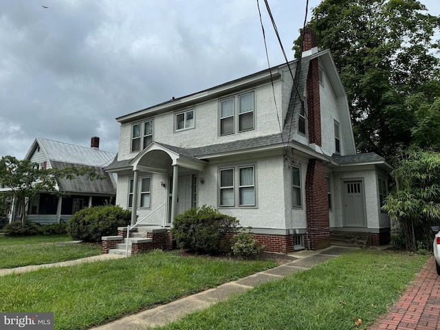 view of front of home featuring a front lawn