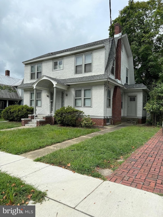 view of front of property featuring a front lawn