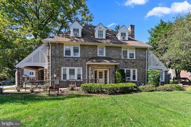 view of front of property with a front lawn