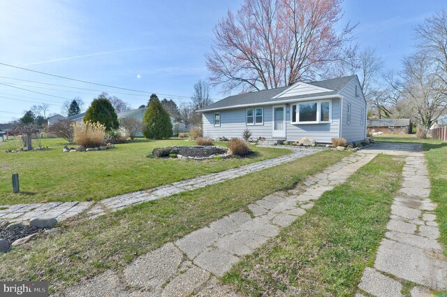 single story home with a front lawn