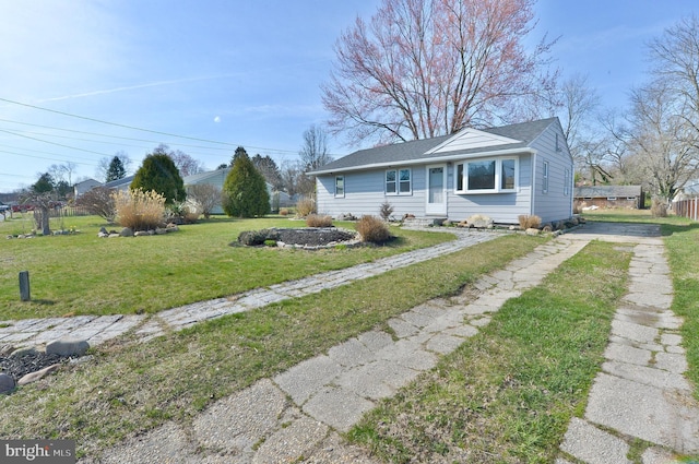 view of front of property featuring a front yard and driveway