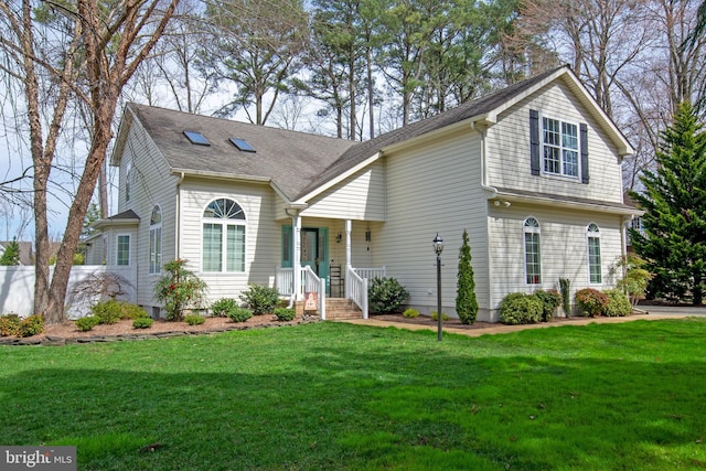 view of front facade featuring a front yard and roof with shingles