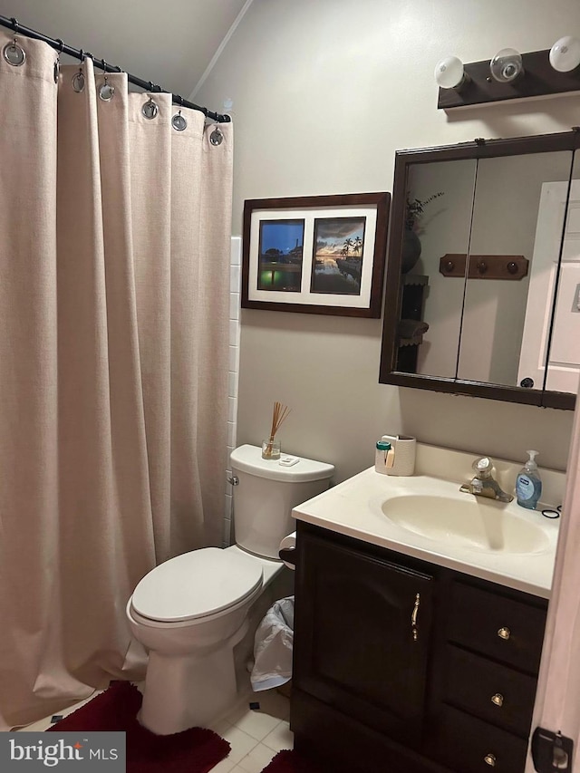 full bath featuring toilet, curtained shower, vanity, and lofted ceiling