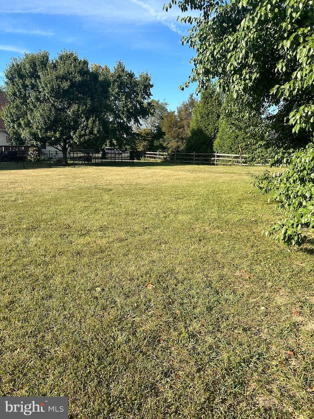 view of yard with a rural view