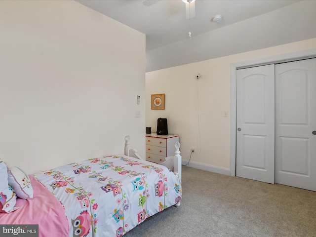 bedroom with ceiling fan, carpet flooring, and a closet