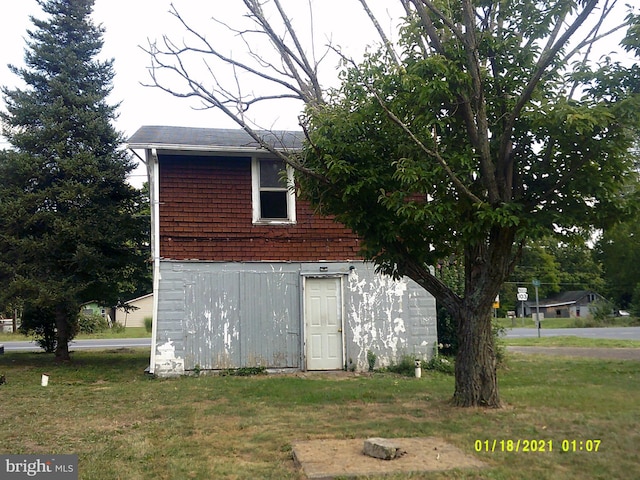 exterior space with a lawn