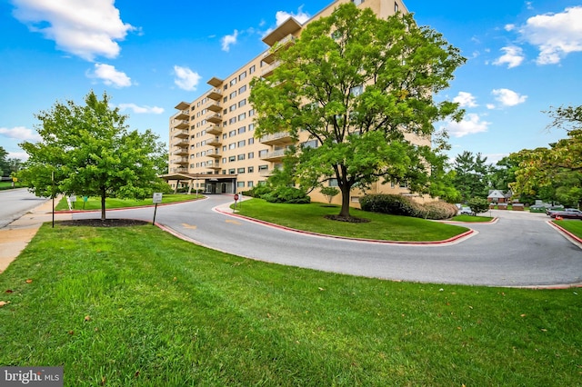 view of property's community featuring a lawn