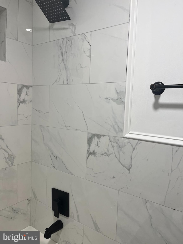 details with a tile shower