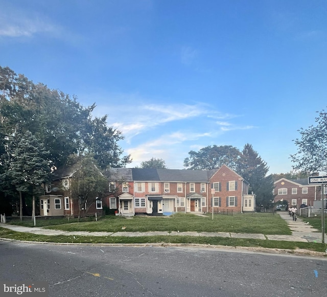 view of front of home with a front lawn