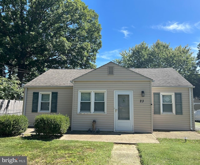 view of front of property featuring a front yard