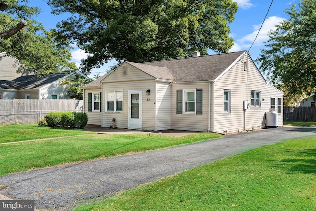 view of front of house with a front lawn