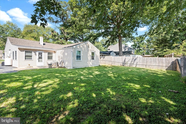 view of yard featuring a patio area