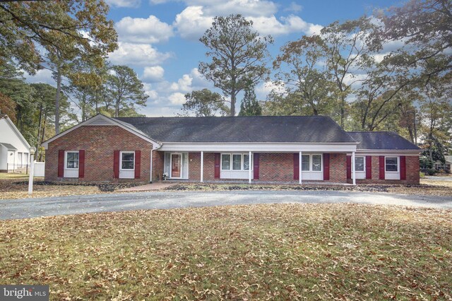 single story home featuring a front lawn