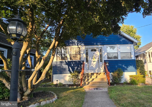 view of front facade featuring a front lawn