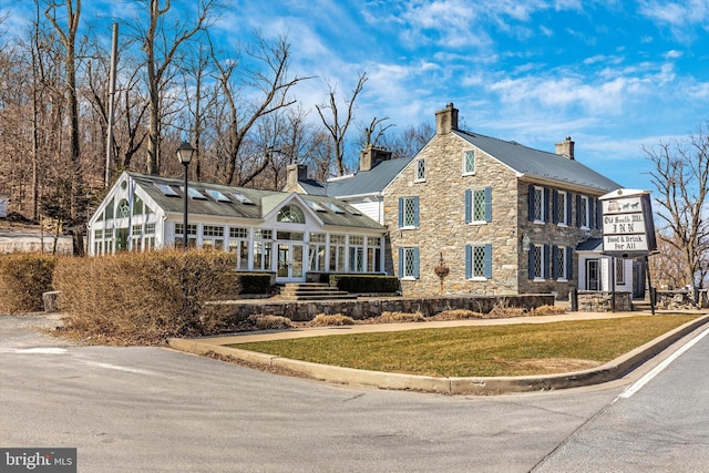 view of front of home featuring a front lawn