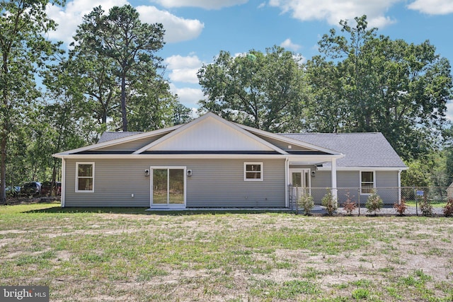 view of front of house featuring a front lawn