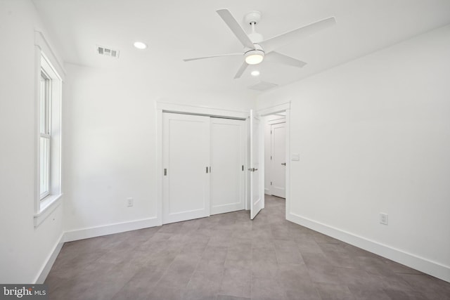 unfurnished bedroom featuring ceiling fan and a closet