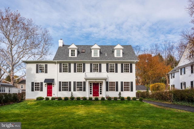 view of front of home featuring a front lawn