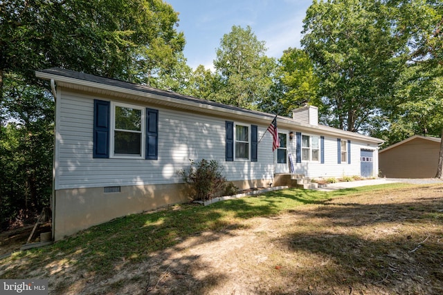 ranch-style home featuring a front lawn