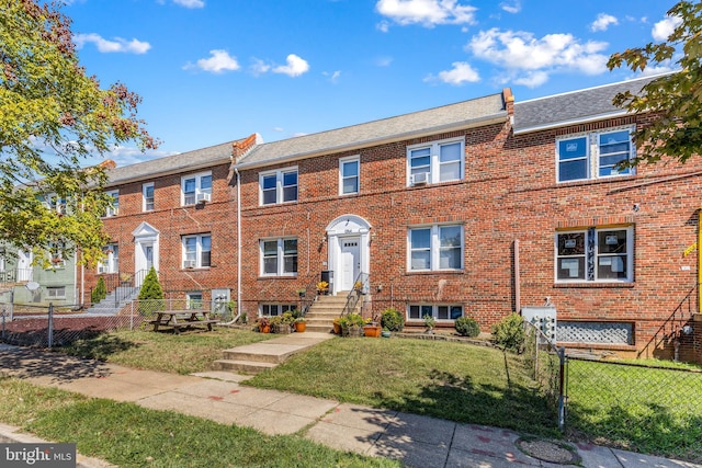 townhome / multi-family property featuring a front yard