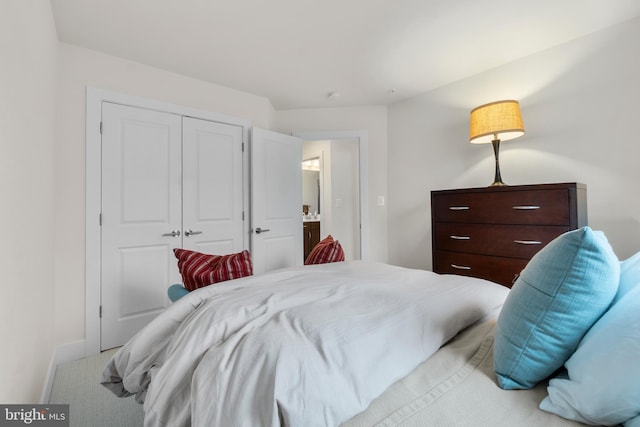 bedroom featuring baseboards and a closet