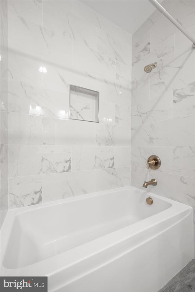 bathroom with tiled shower / bath