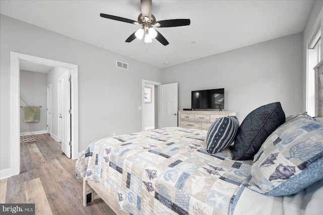 bedroom with visible vents, light wood-style flooring, baseboards, and ceiling fan