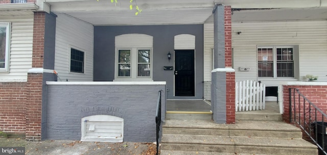 entrance to property featuring covered porch