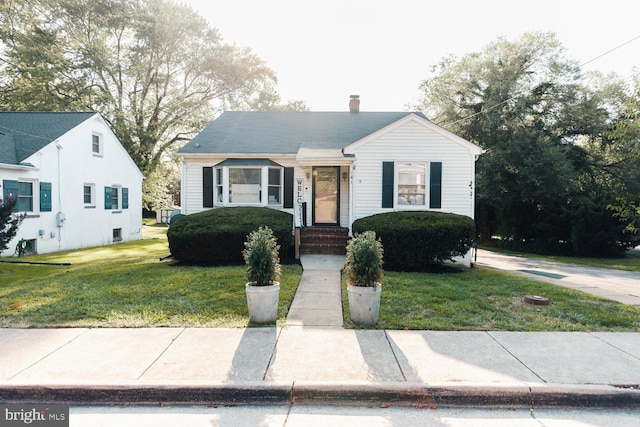 view of front facade with a front lawn