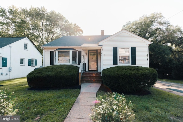 view of front facade with a front yard