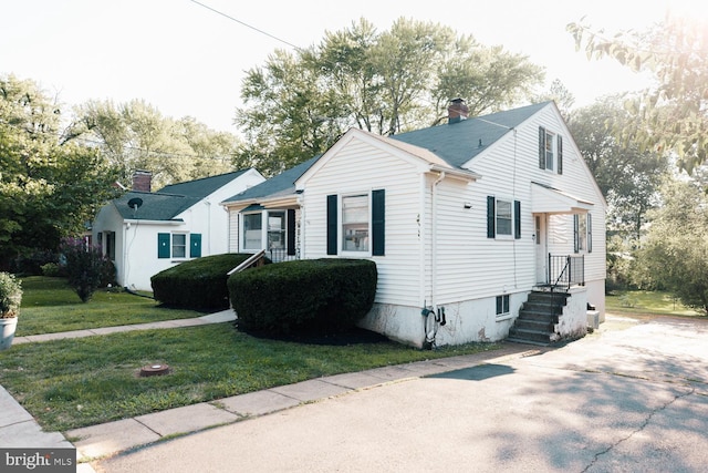 view of front of home featuring a front lawn