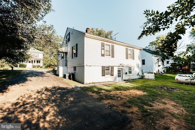 view of front of home with a front yard