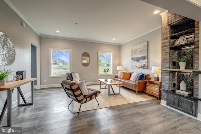 living area with recessed lighting, baseboards, wood finished floors, and ornamental molding