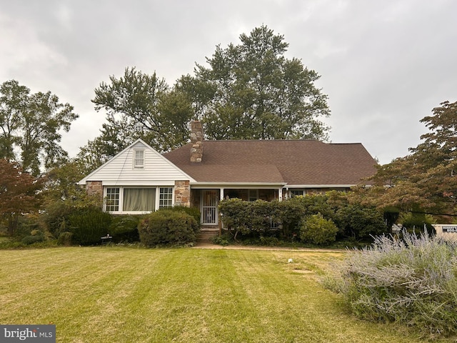 view of front facade with a front lawn