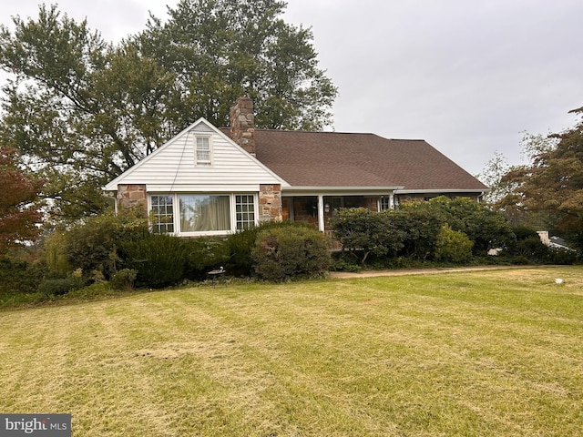 view of front of property featuring a front lawn