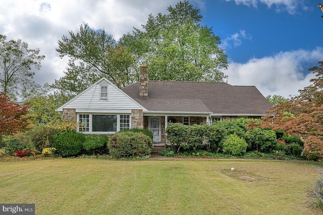 view of front of property featuring a front yard