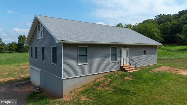 view of front facade with a front yard