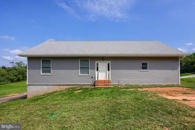 view of front of property featuring a front lawn