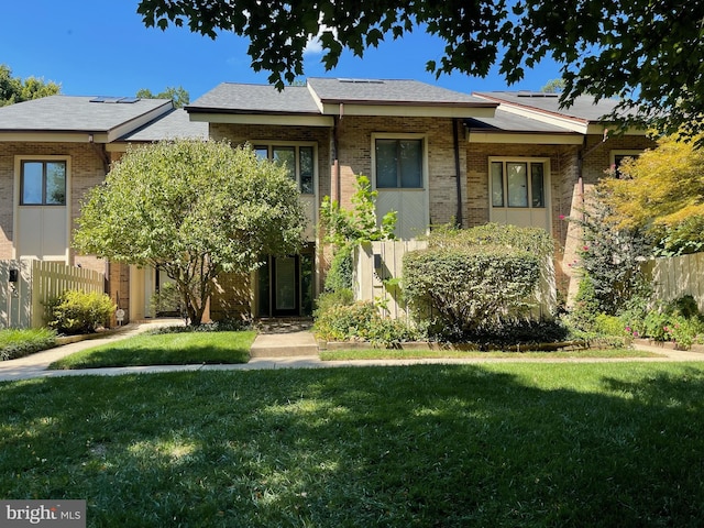 view of front of property featuring a front yard