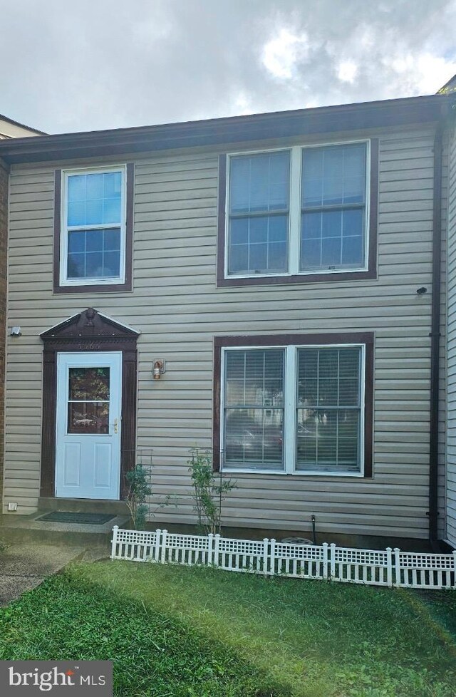 view of front of property featuring a front yard