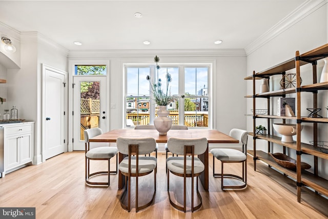 dining space featuring a wealth of natural light, light hardwood / wood-style flooring, and ornamental molding