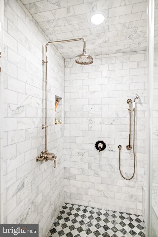 bathroom featuring tiled shower