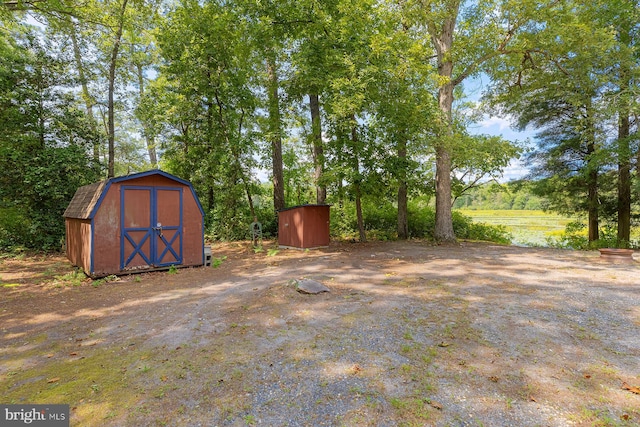 view of yard featuring a shed