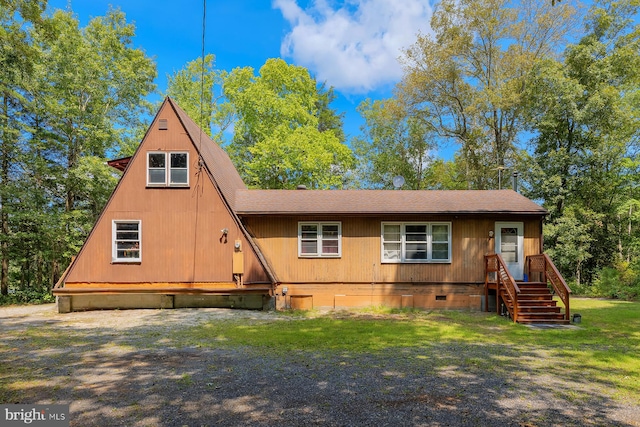 view of front of property featuring a front yard