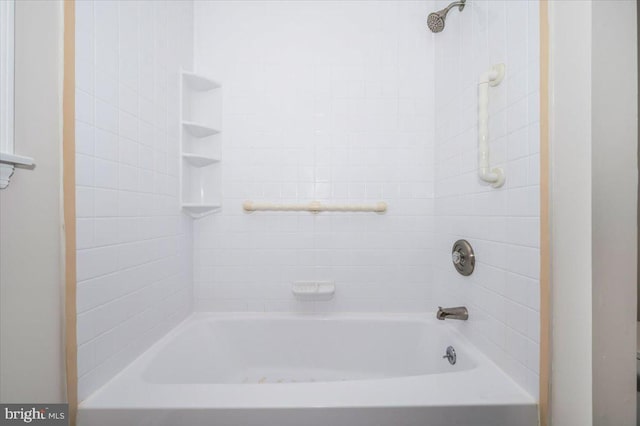 bathroom with tiled shower / bath