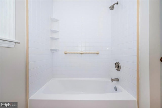 bathroom featuring tiled shower / bath