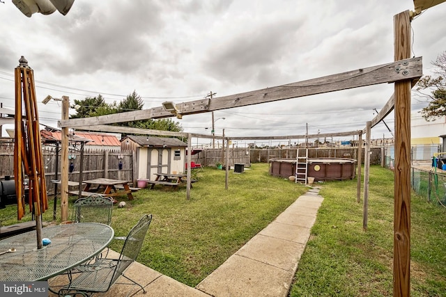 view of yard with a storage shed