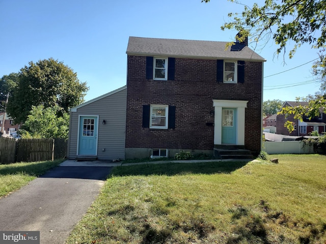 view of front of home featuring a front yard