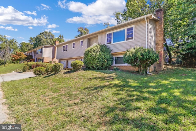 split foyer home featuring a front yard