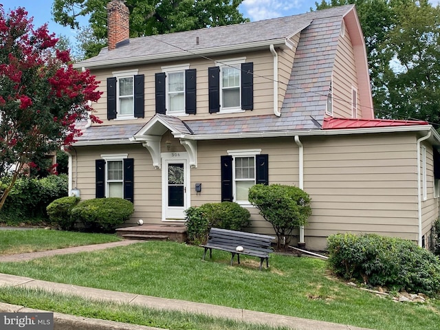 view of front of home with a front lawn